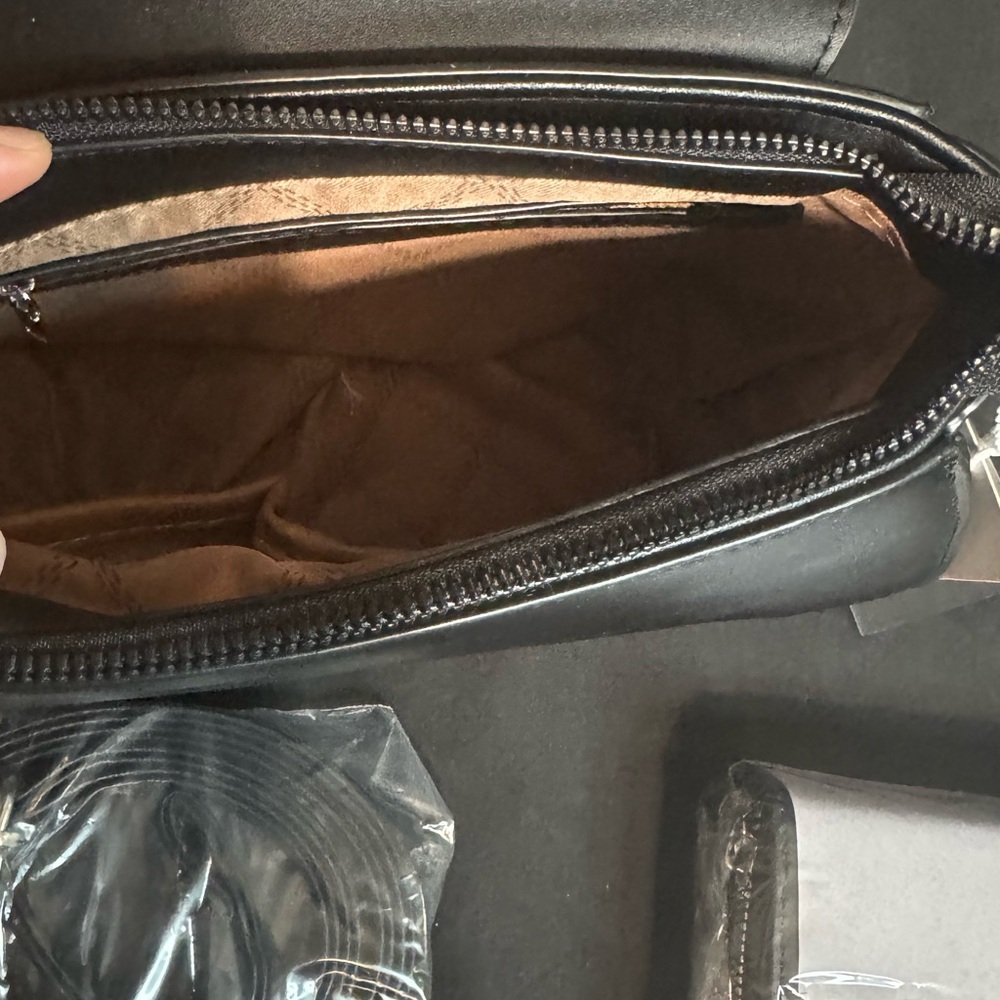 Elegant Black Handbag and wallet set - Picture 4 of 6